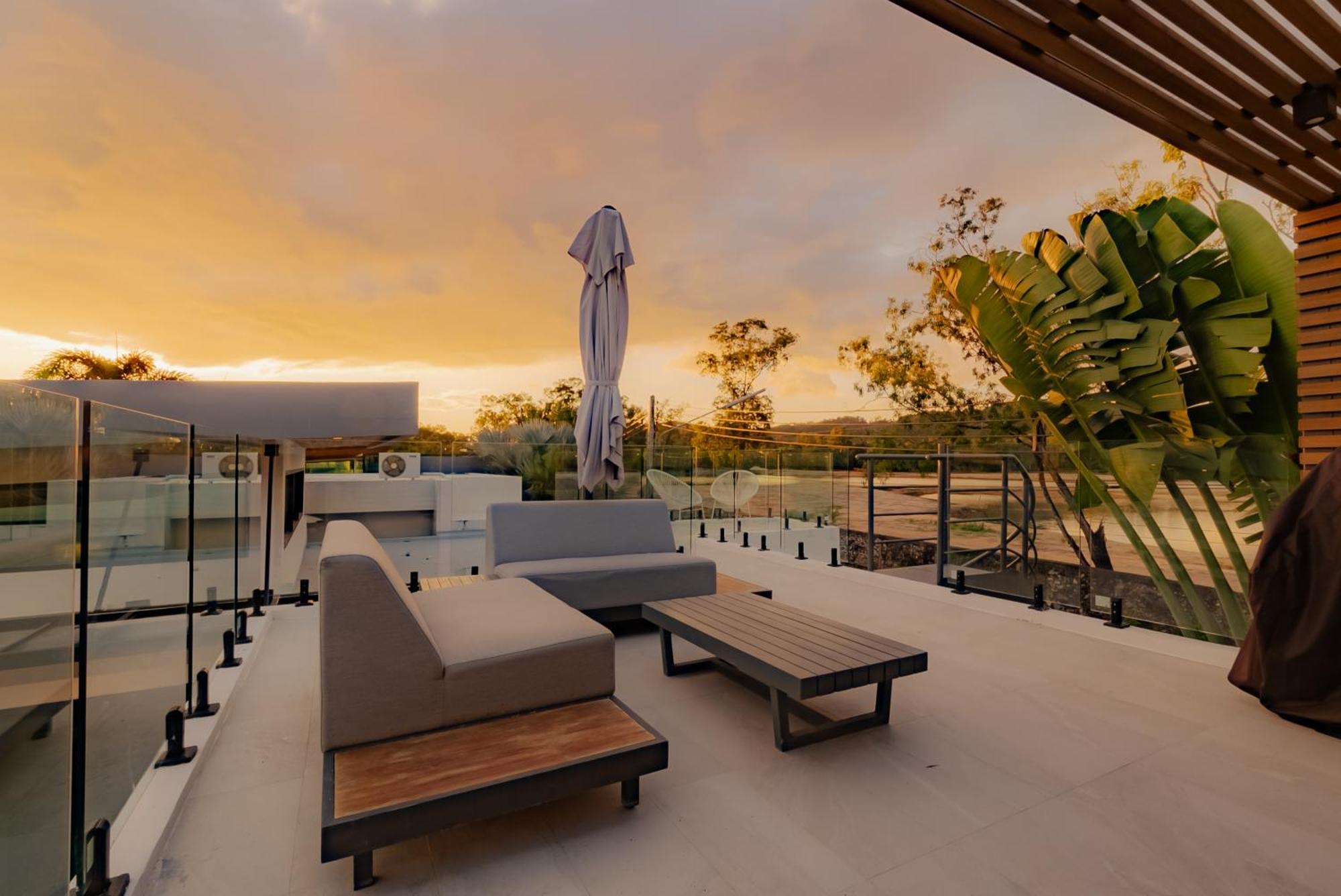 Vila Fully Renovated Pool 4br Bangtao And Layan In Cheong Thalea,